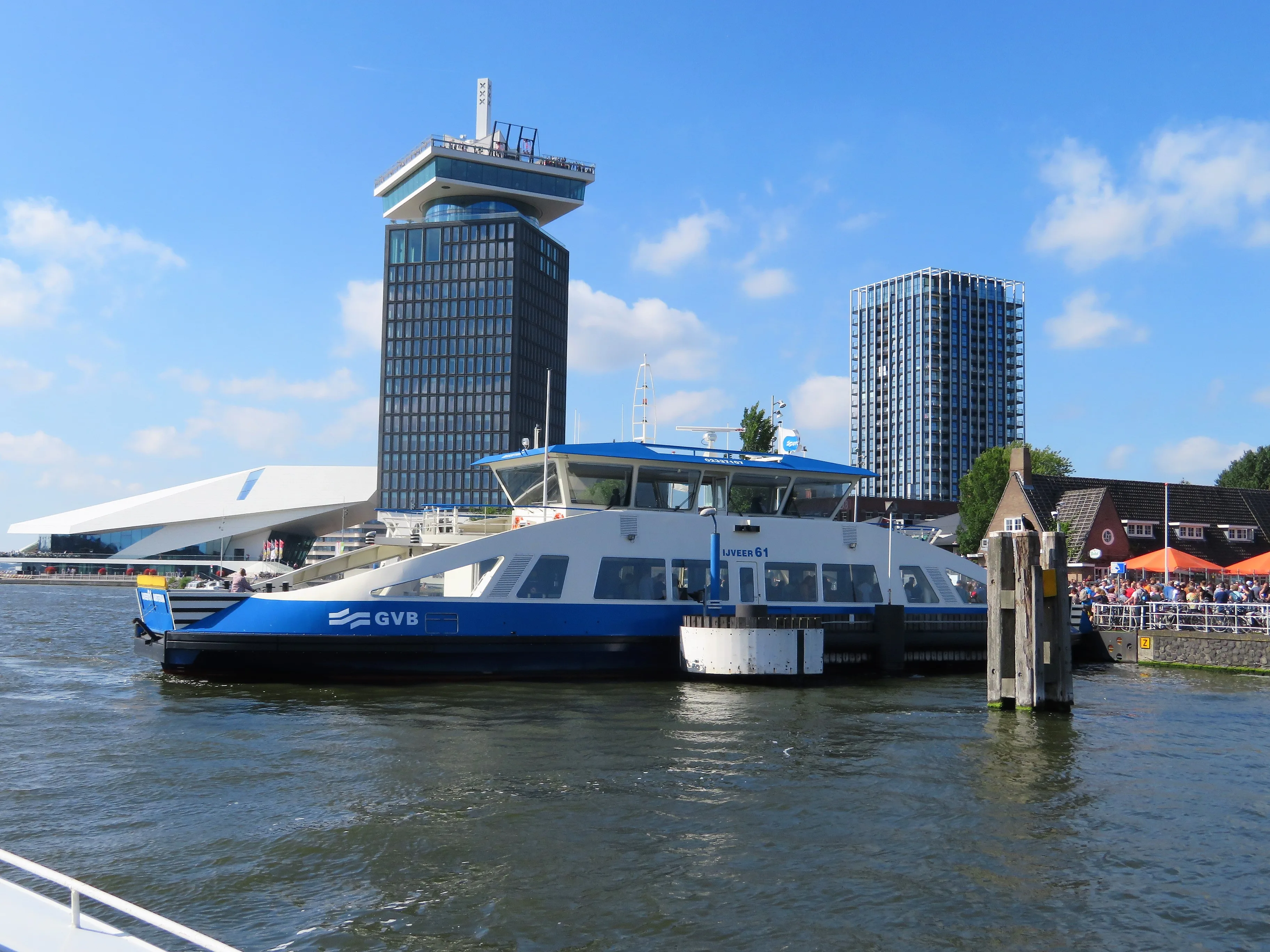 De A'DAM Toren in Amsterdam-Noord gezien vanaf het IJ met de uitkijktoren bovenop het gebouw