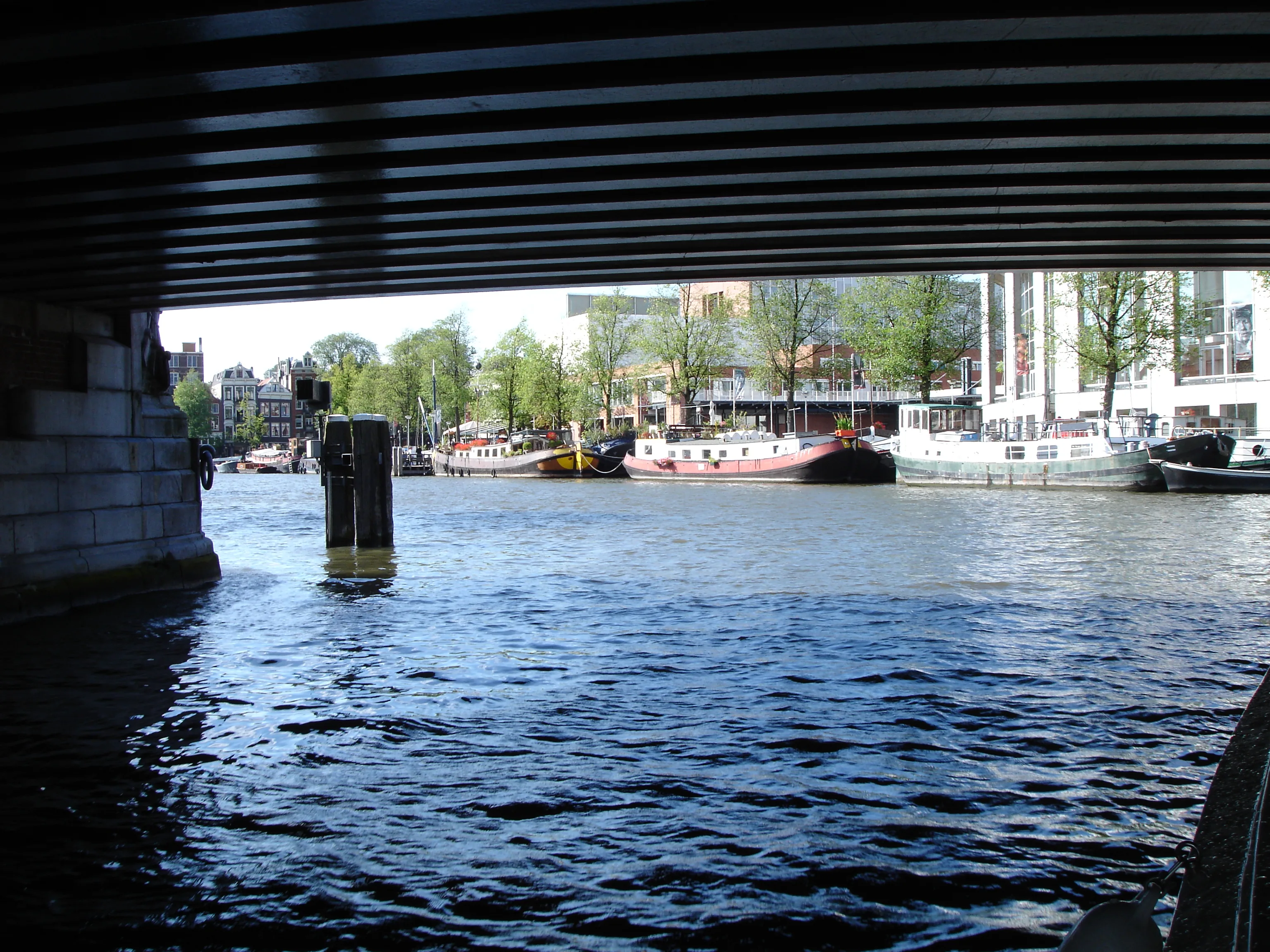 Een rondvaartboot vaart door de grachten van Amsterdam langs de historische grachtenpanden