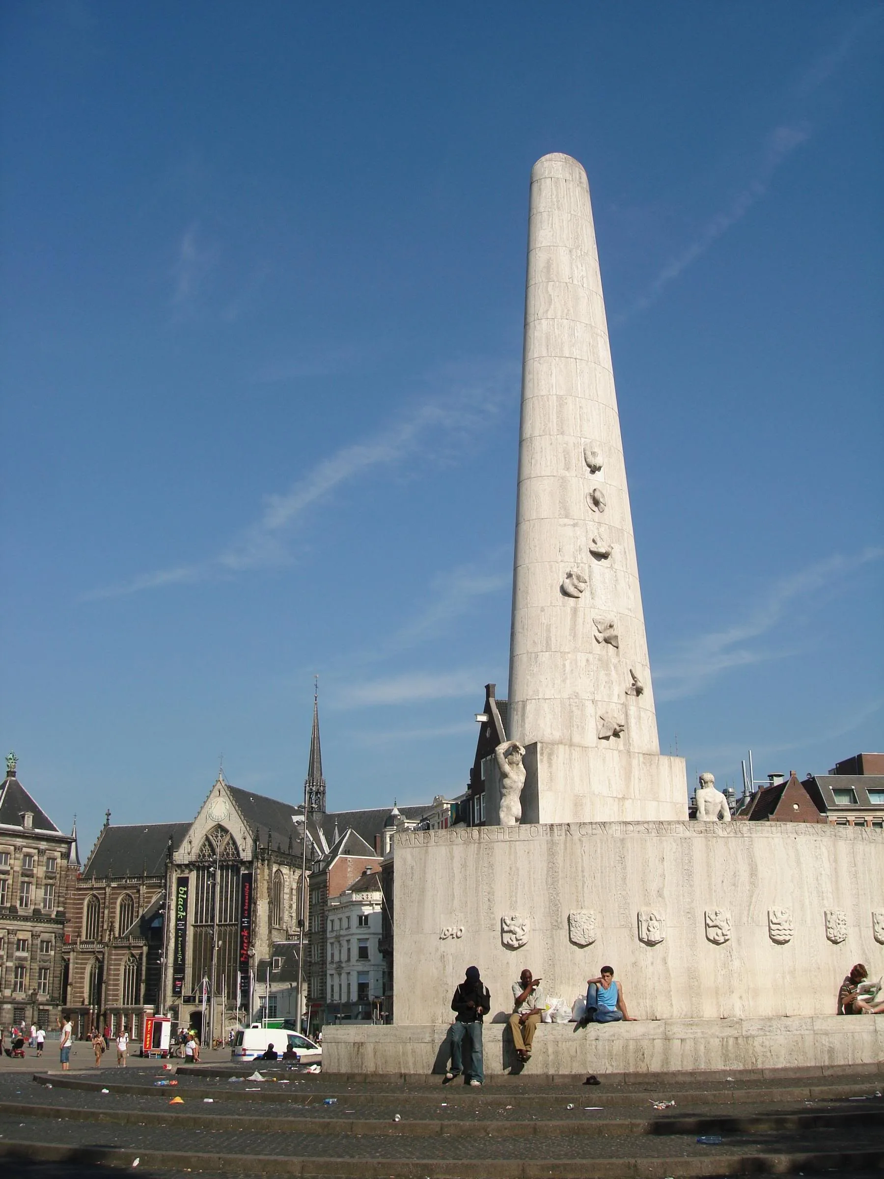Het Nationaal Monument op de Dam in Amsterdam met de Nieuwe Kerk op de achtergrond