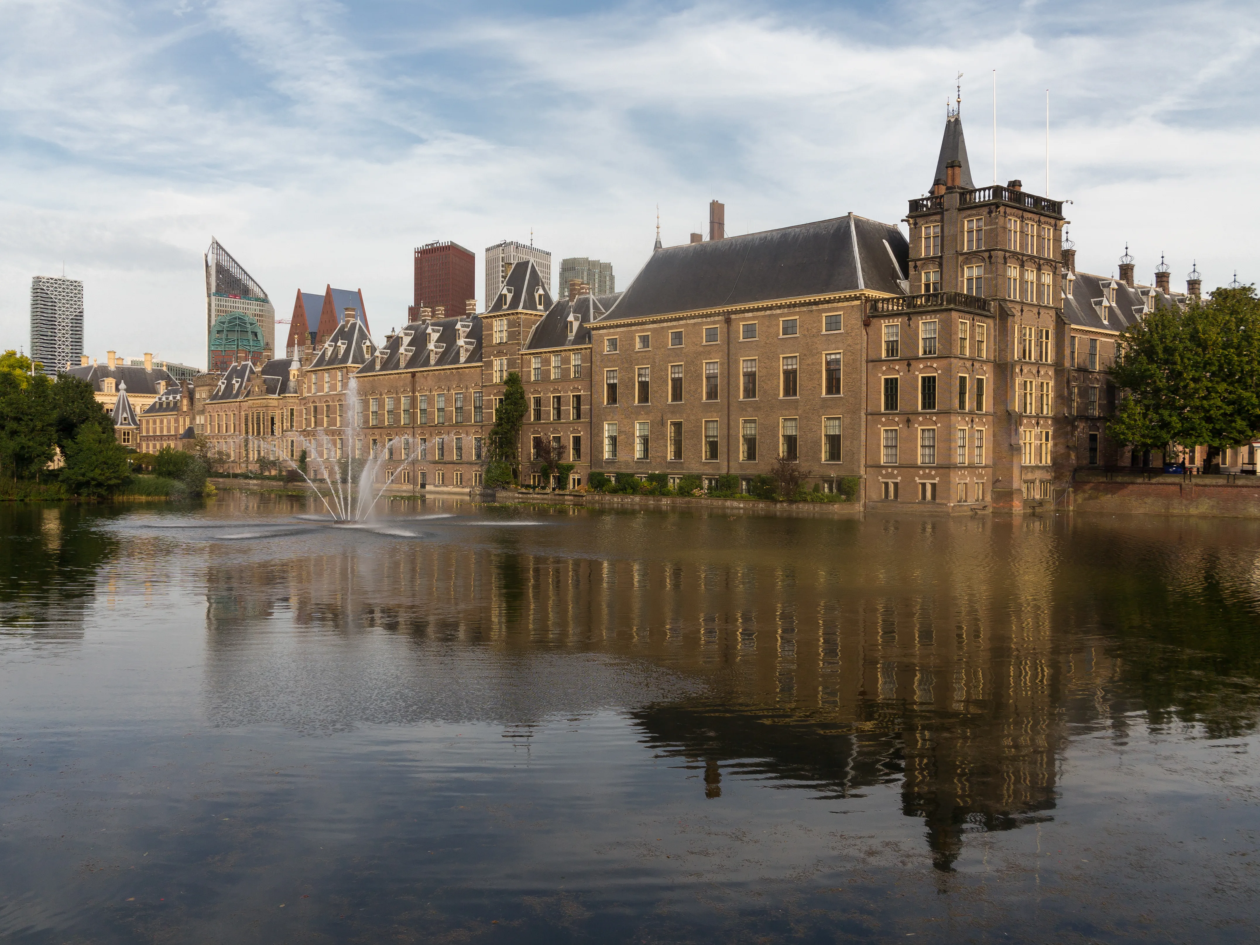 Het Binnenhof in Den Haag weerspiegeld in de Hofvijver met de historische torens van het Nederlandse parlement