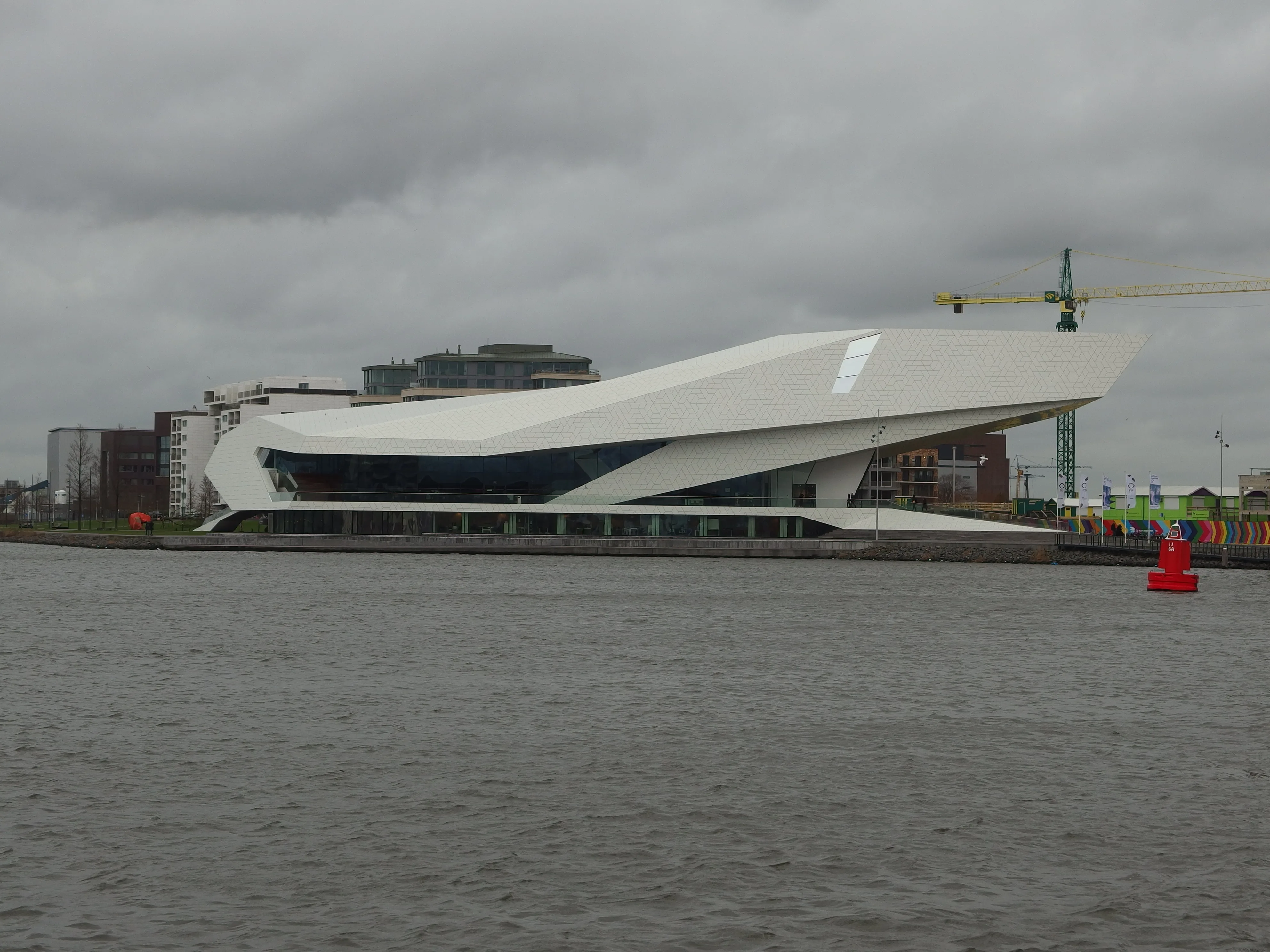 Het witte sculptuurachtige gebouw van het EYE Filmmuseum in Amsterdam-Noord direct aan de oever van het IJ