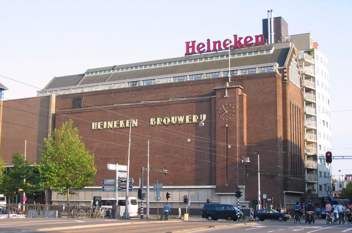 De rode bakstenen voorgevel van de voormalige Heineken-brouwerij aan de Stadhouderskade in Amsterdam