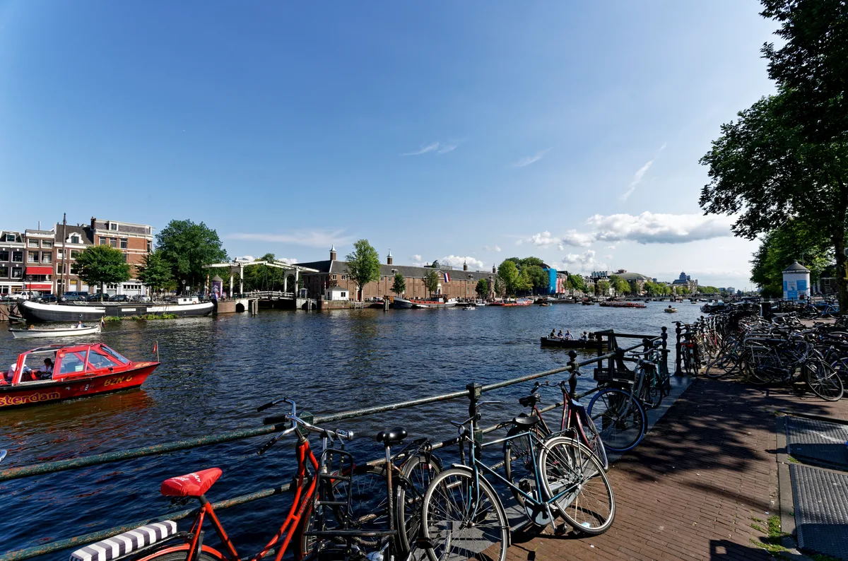 Het H'ART Museum aan de Amstel in Amsterdam, het voormalige Hermitage Amsterdam, gezien vanaf de rivier
