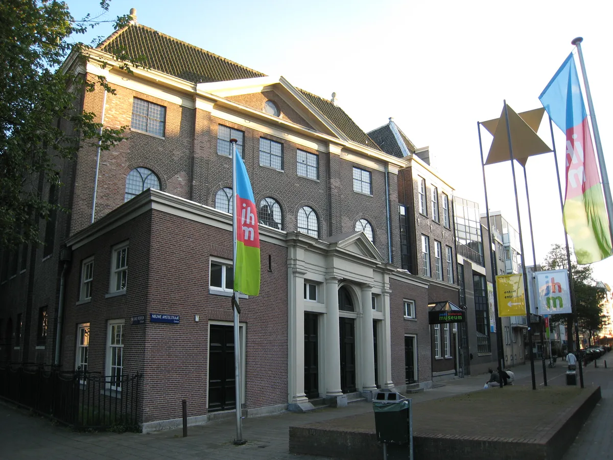 De ingang van het Joods Historisch Museum in de voormalige synagogen van de Jodenbuurt in Amsterdam
