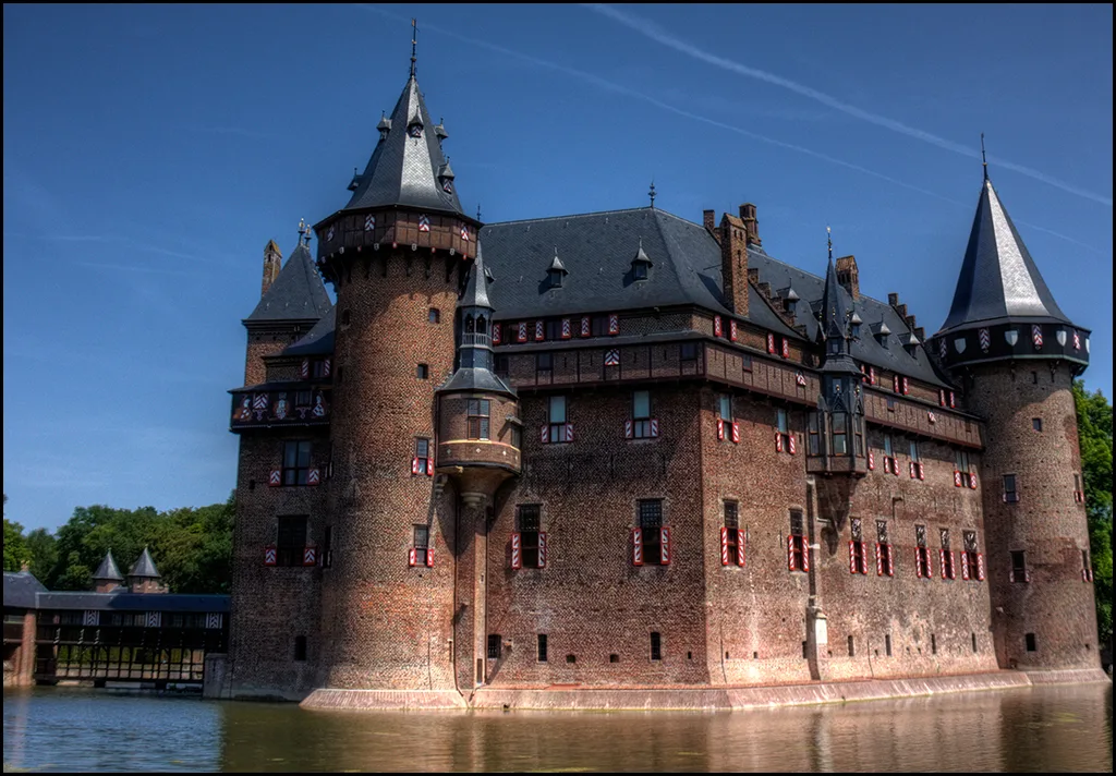 Kasteel de Haar bij Haarzuilens met zijn torens en neogotische architectuur weerspiegeld in de kasteelgracht