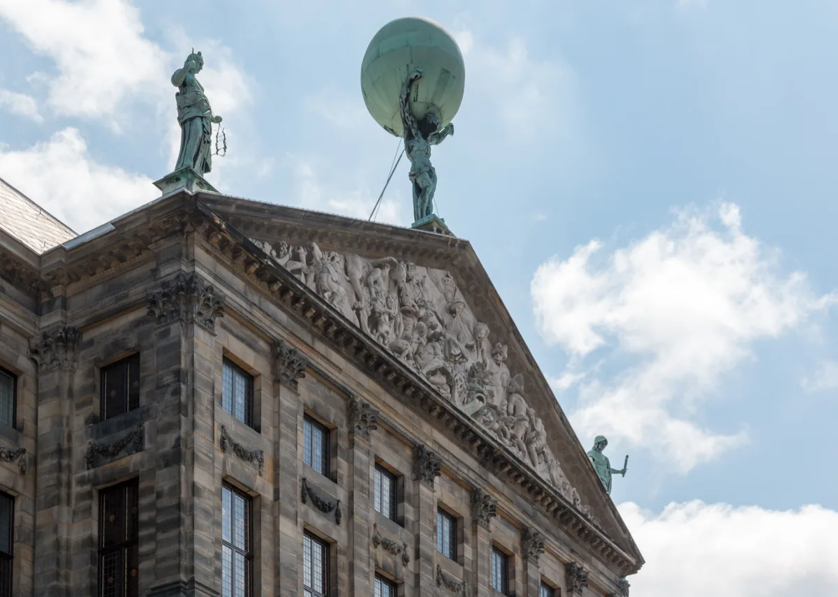 De voorgevel van het Koninklijk Paleis Amsterdam op de Dam, het 17e-eeuwse stadhuis gebouwd in 1648 door Jacob van Campen