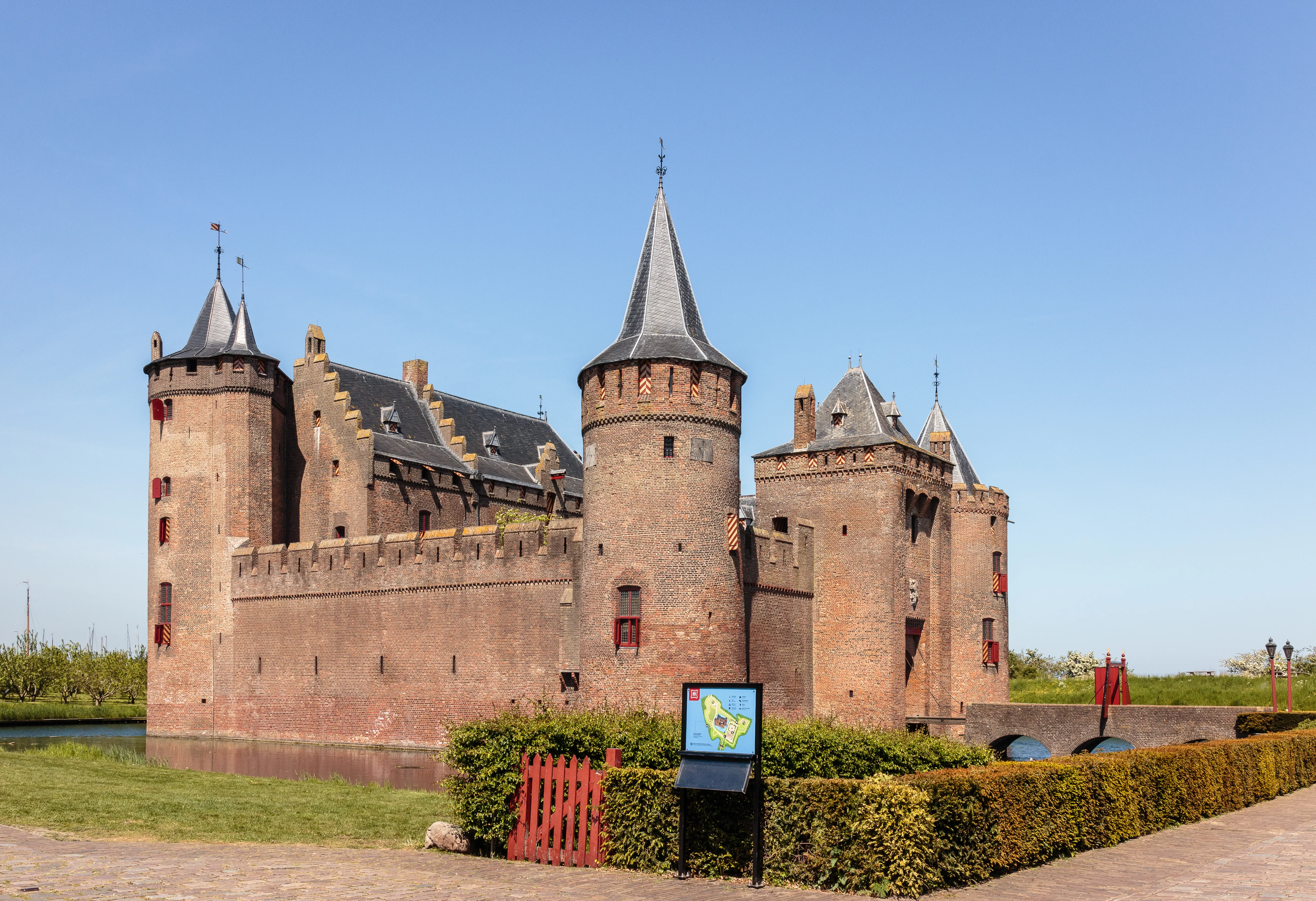 Het Muiderslot, het roodstenen middeleeuwse waterslot aan de Vecht bij Muiden, omgeven door de kasteelgracht