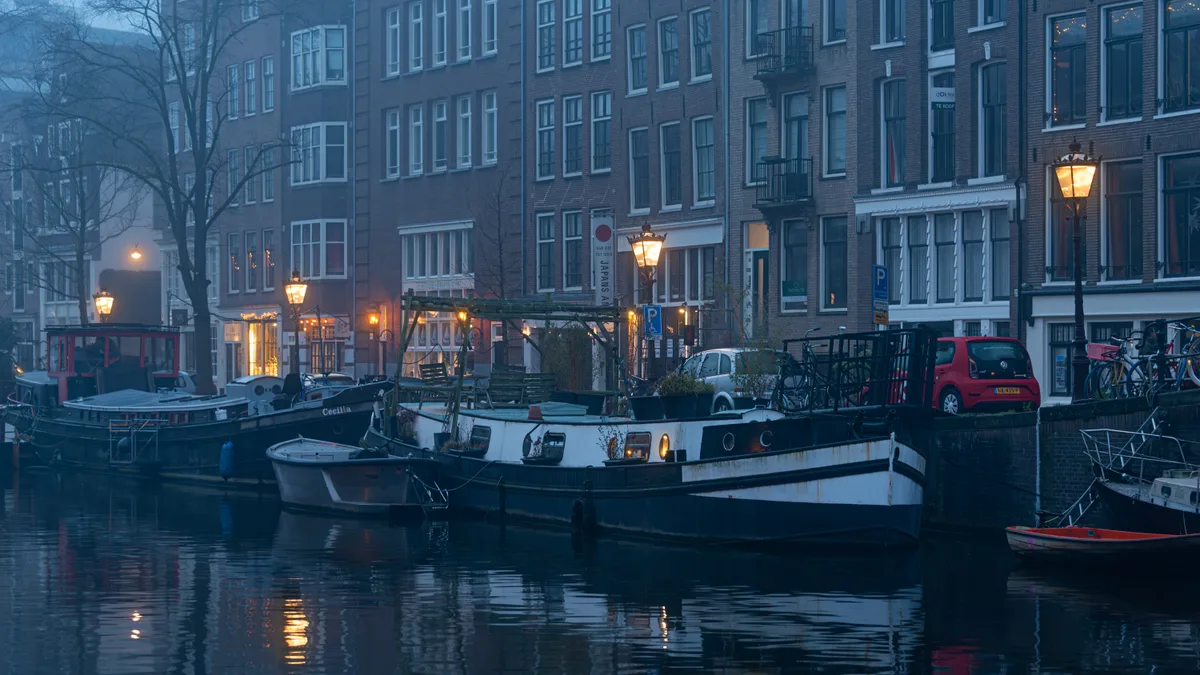 Een van de Negen Straatjes in Amsterdam met vintage winkels, fietsen en smalle 17e-eeuwse gevels langs het kanaal