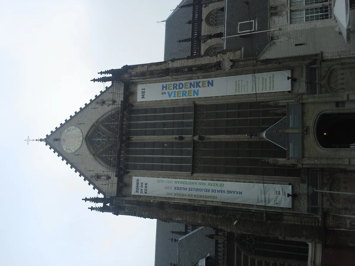 De Nieuwe Kerk aan de Dam in Amsterdam naast het Koninklijk Paleis, de gotische kerk voor kroningen van Nederlandse monarchen