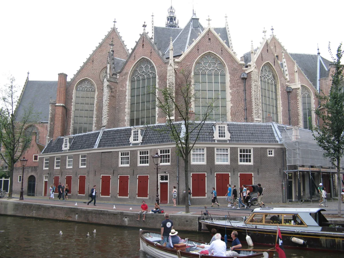 De Oude Kerk van Amsterdam, het oudste bewaard gebleven gebouw van de stad, te midden van De Wallen