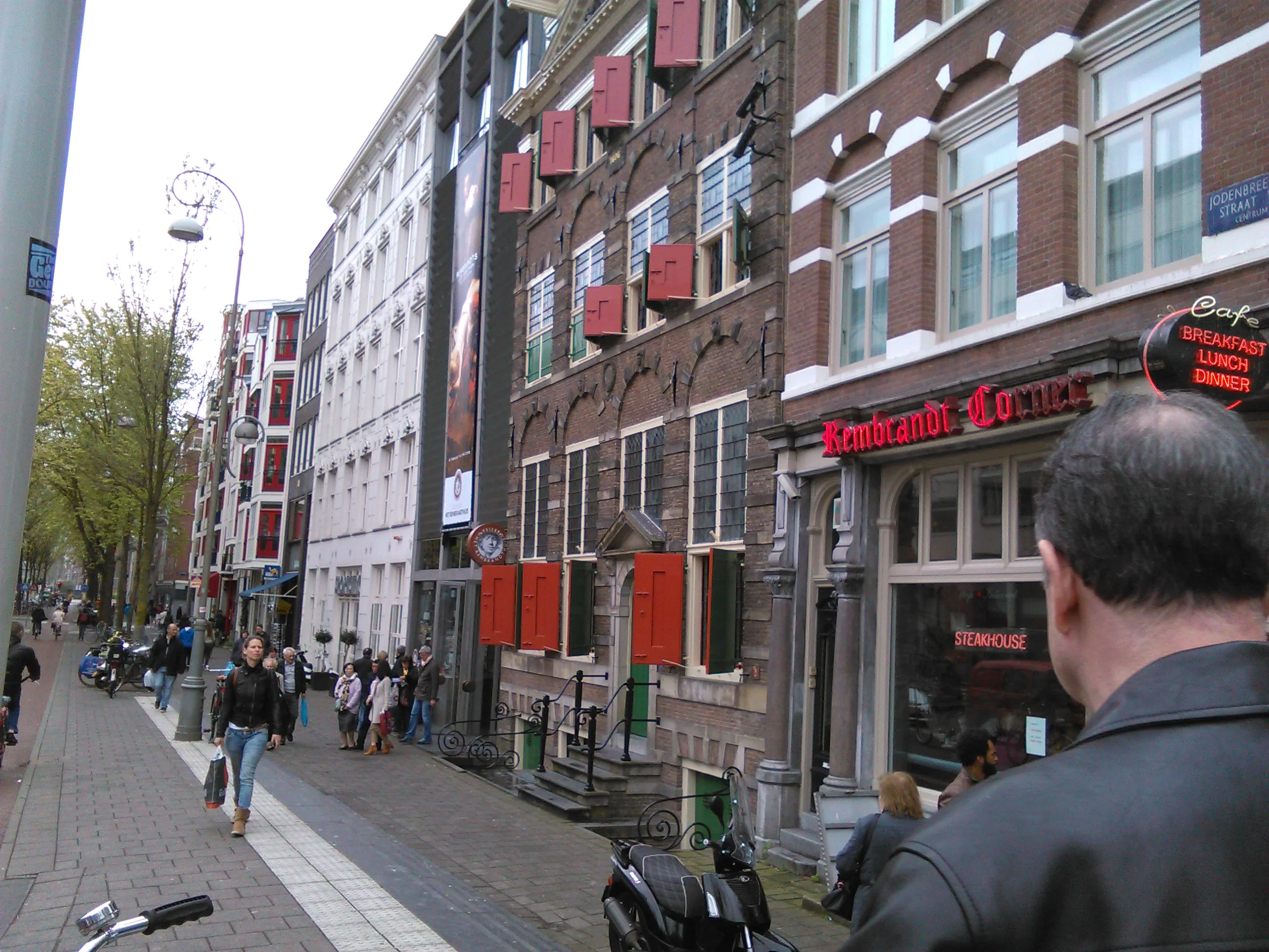 De voorgevel van het Rembrandthuis aan de Jodenbreestraat in Amsterdam