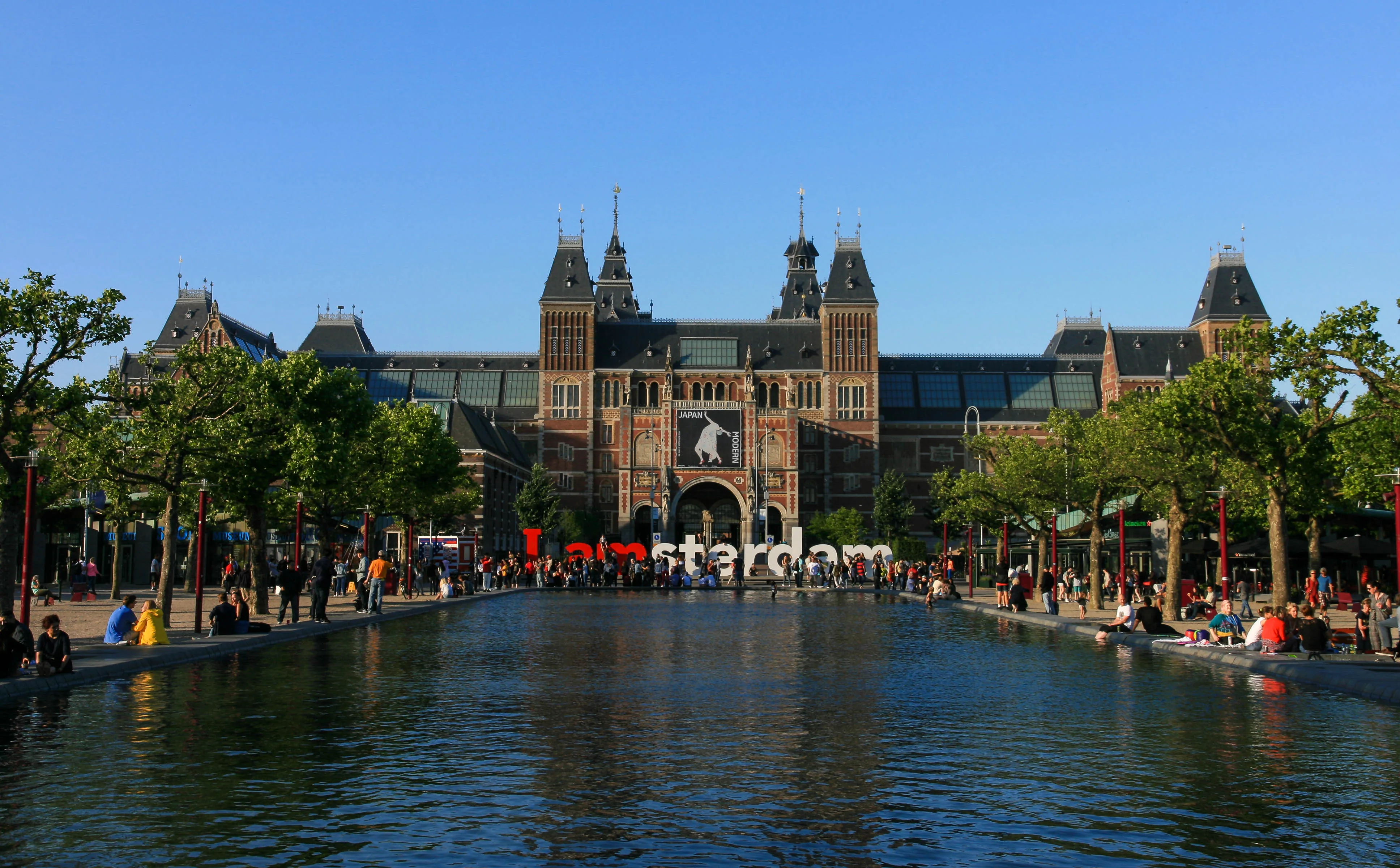 Het Rijksmuseum aan het Museumplein in Amsterdam, gezien vanuit de Museumstraat
