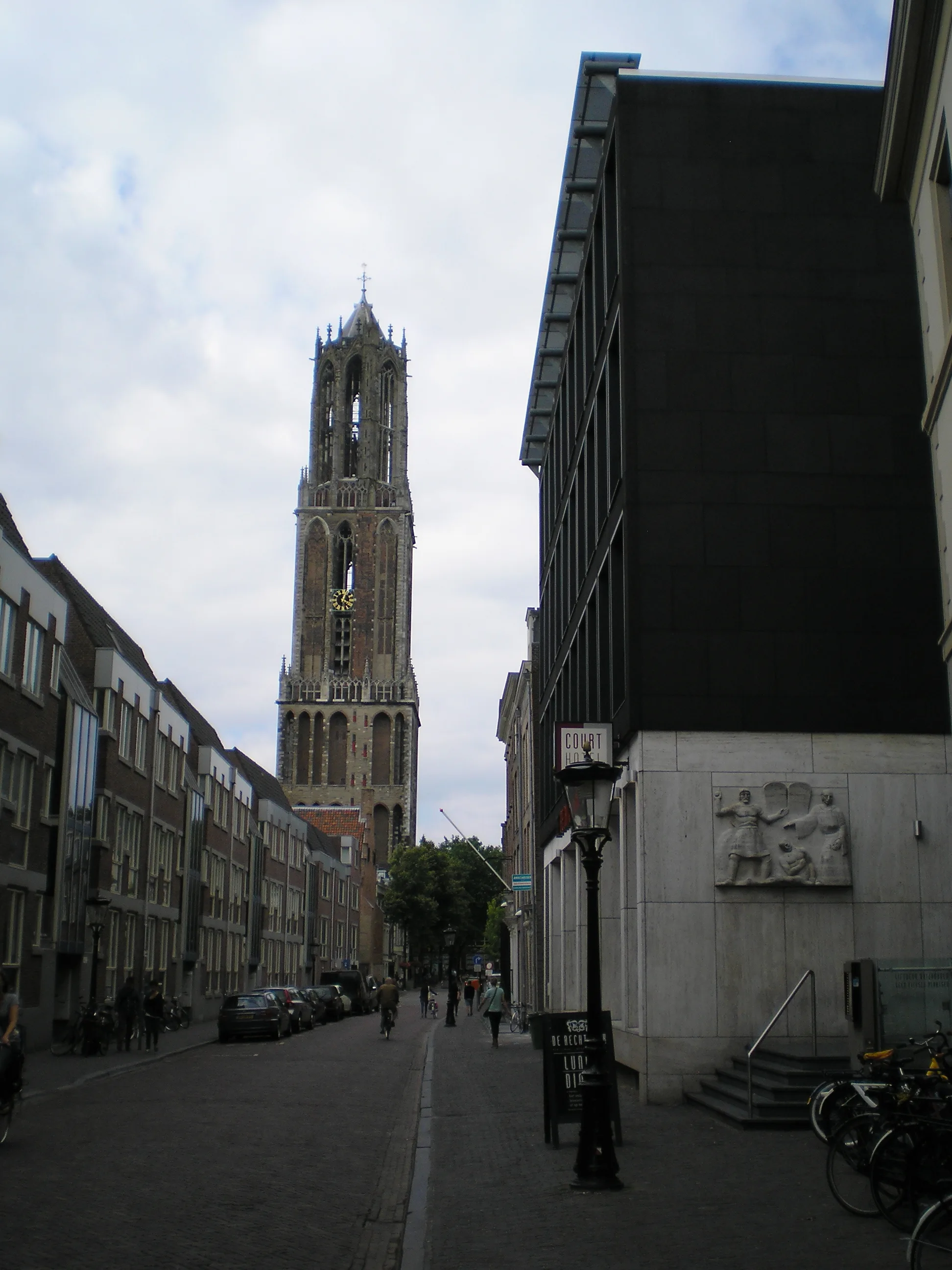 De Domtoren en de Domkerk in Utrecht, gezien vanaf de Oudegracht met de typische werfkelders aan het water