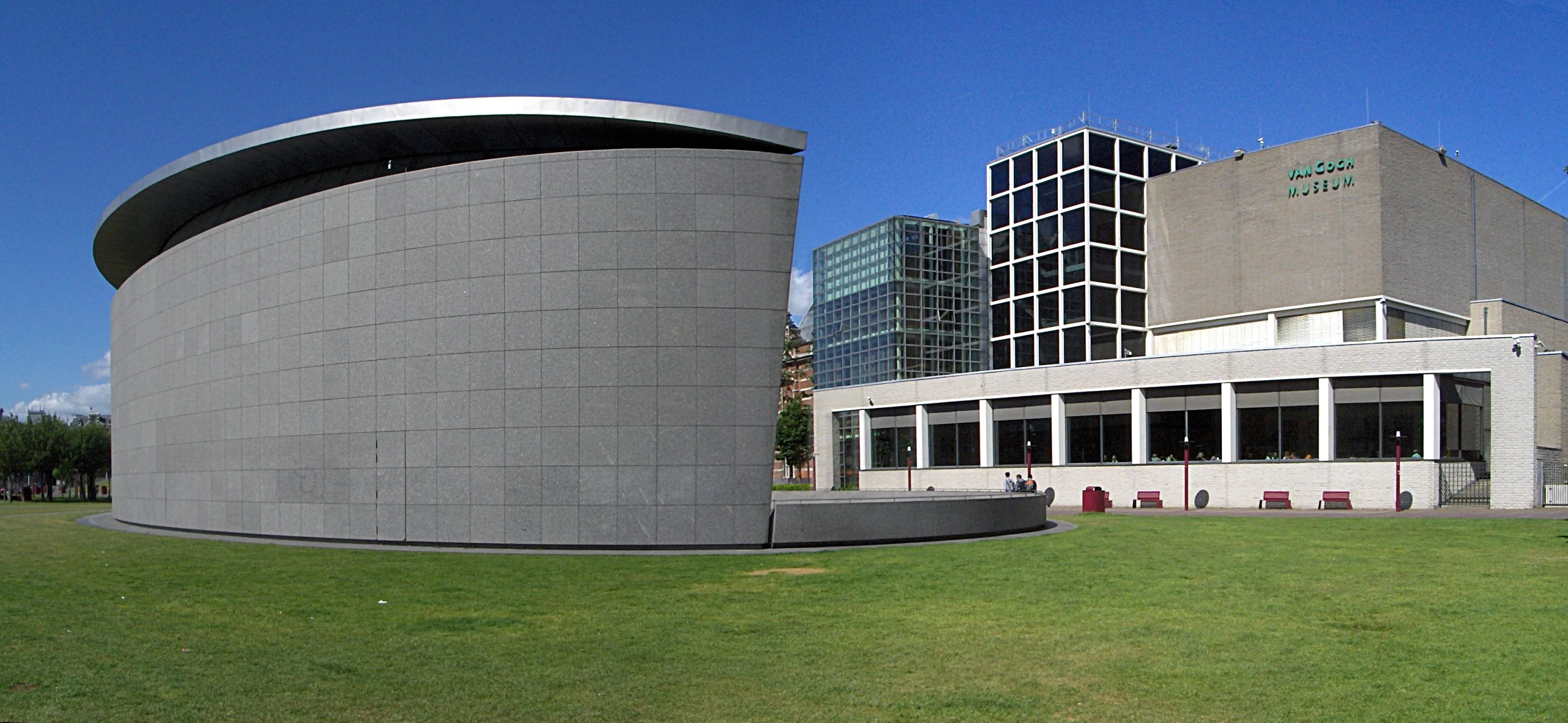 De buitenkant van het Van Gogh Museum aan het Museumplein in Amsterdam