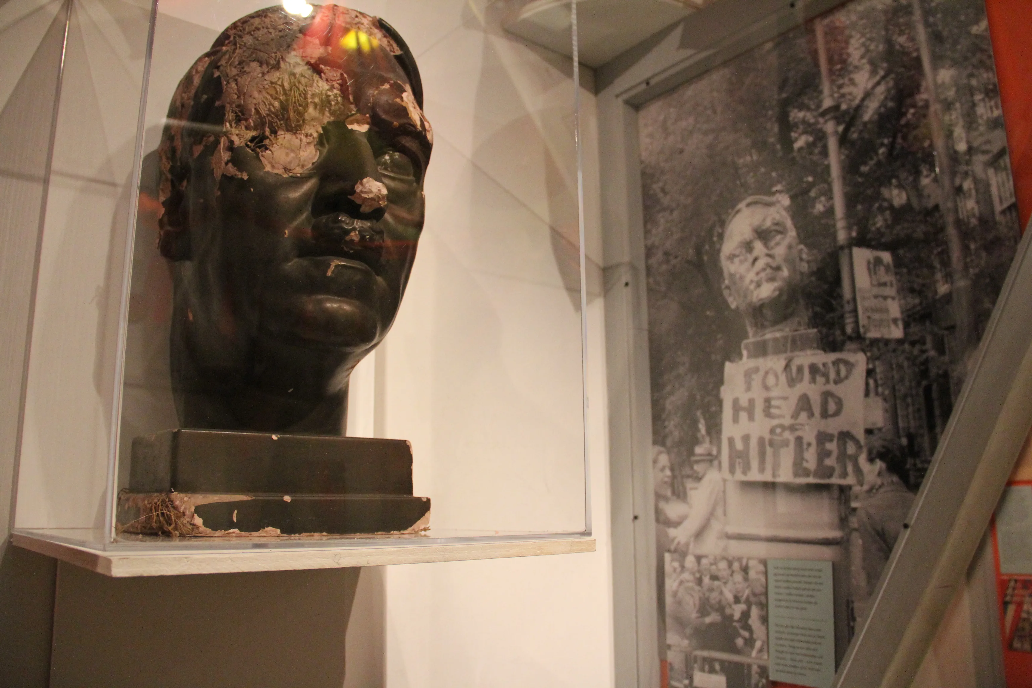 De ingang van het Verzetsmuseum Amsterdam in de voormalige Planciusloge